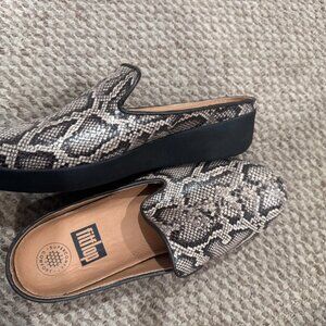 Brand new! Fitflop Womens Superskate Leather Slip On Mule Shoes, Taupe Snake  7